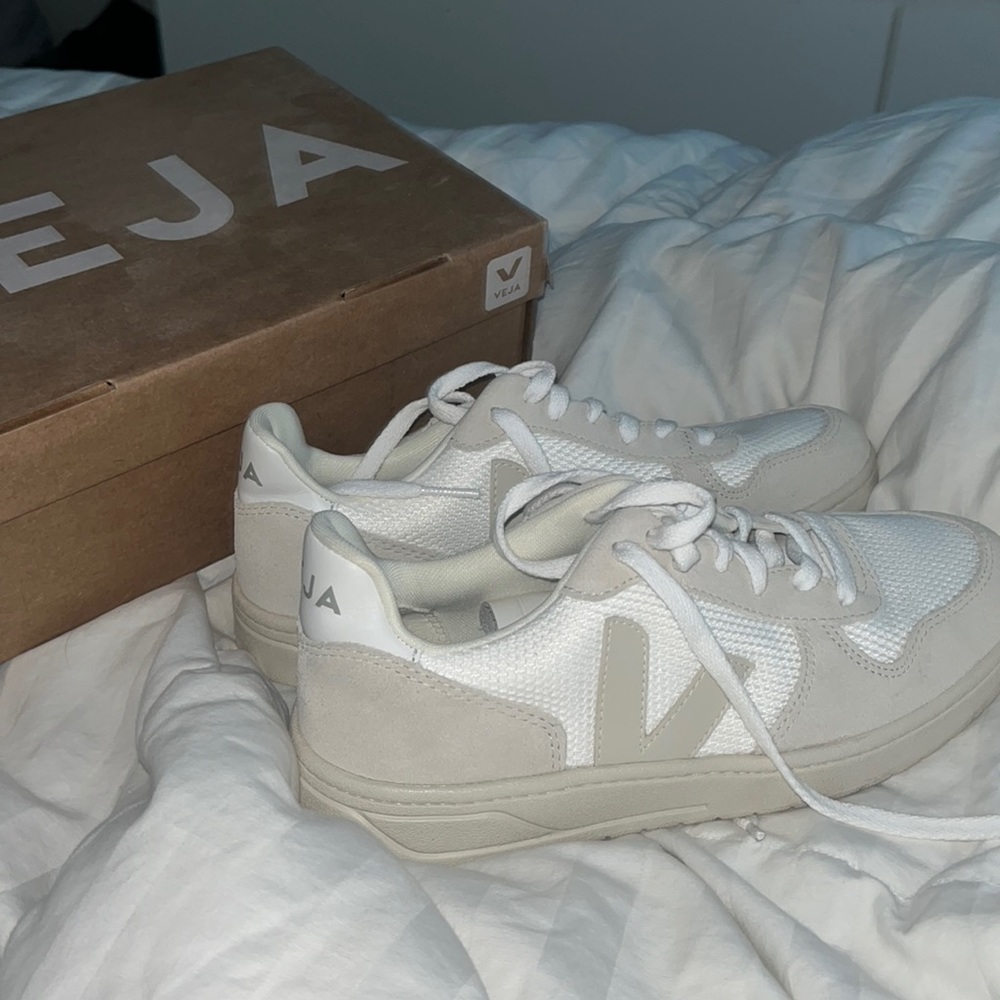 cream and white vejas